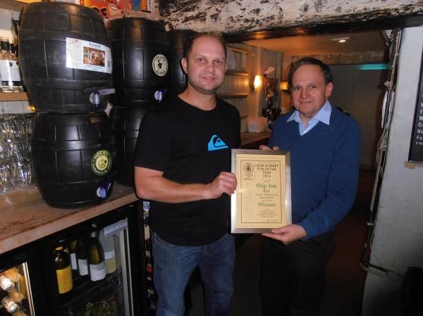 Presentation of Cider & Perry Pub of the Year 2014. (Bar, Publican, Branch, Award). Published on 24-12-2014