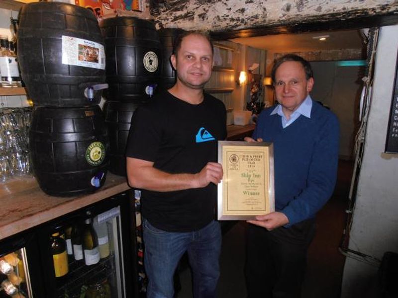Presentation of Cider & Perry Pub of the Year 2014. (Bar, Publican, Branch, Award). Published on 24-12-2014