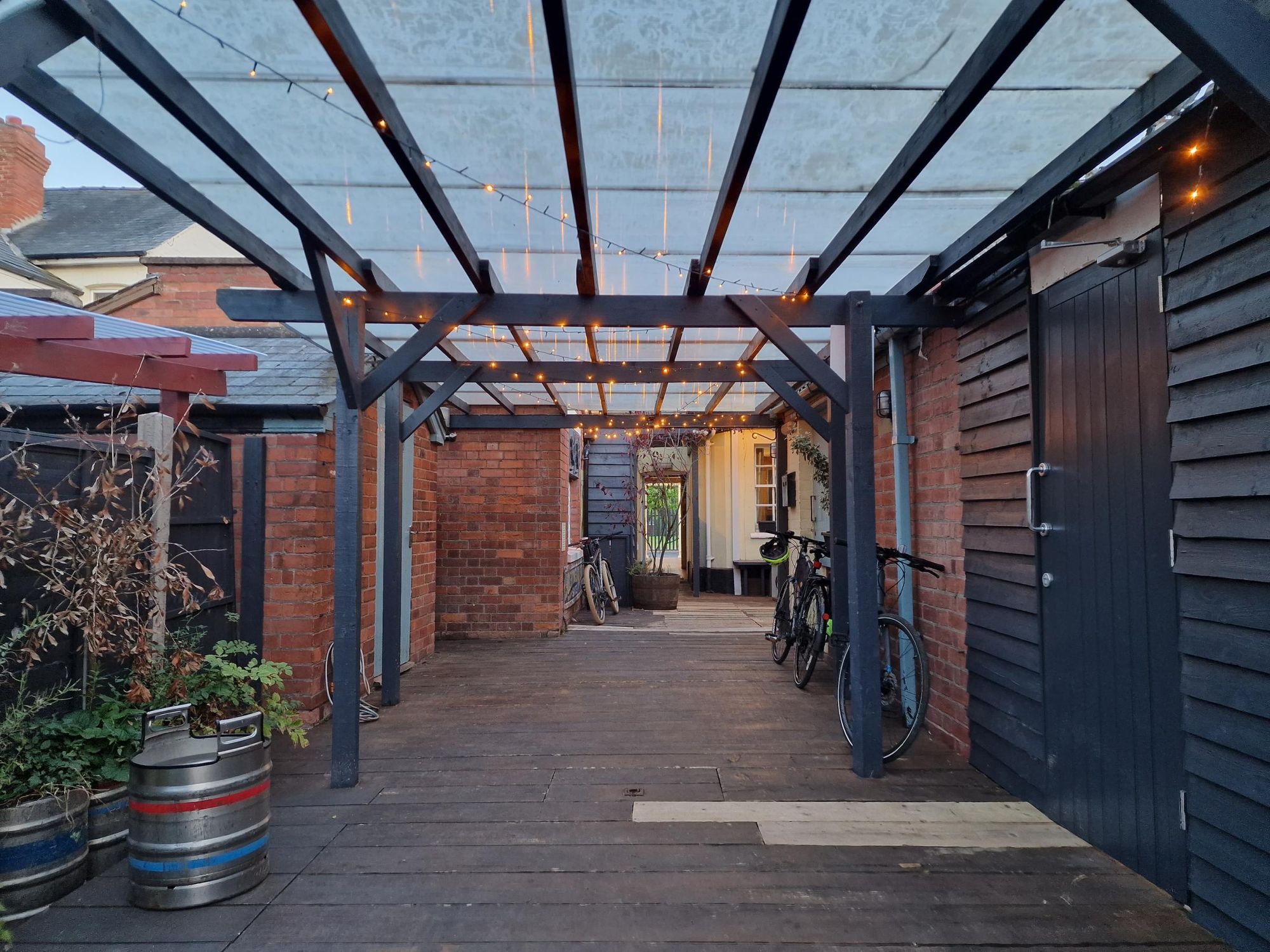 Rear smoking shelter area. (External, Garden). Published on 03-09-2023
