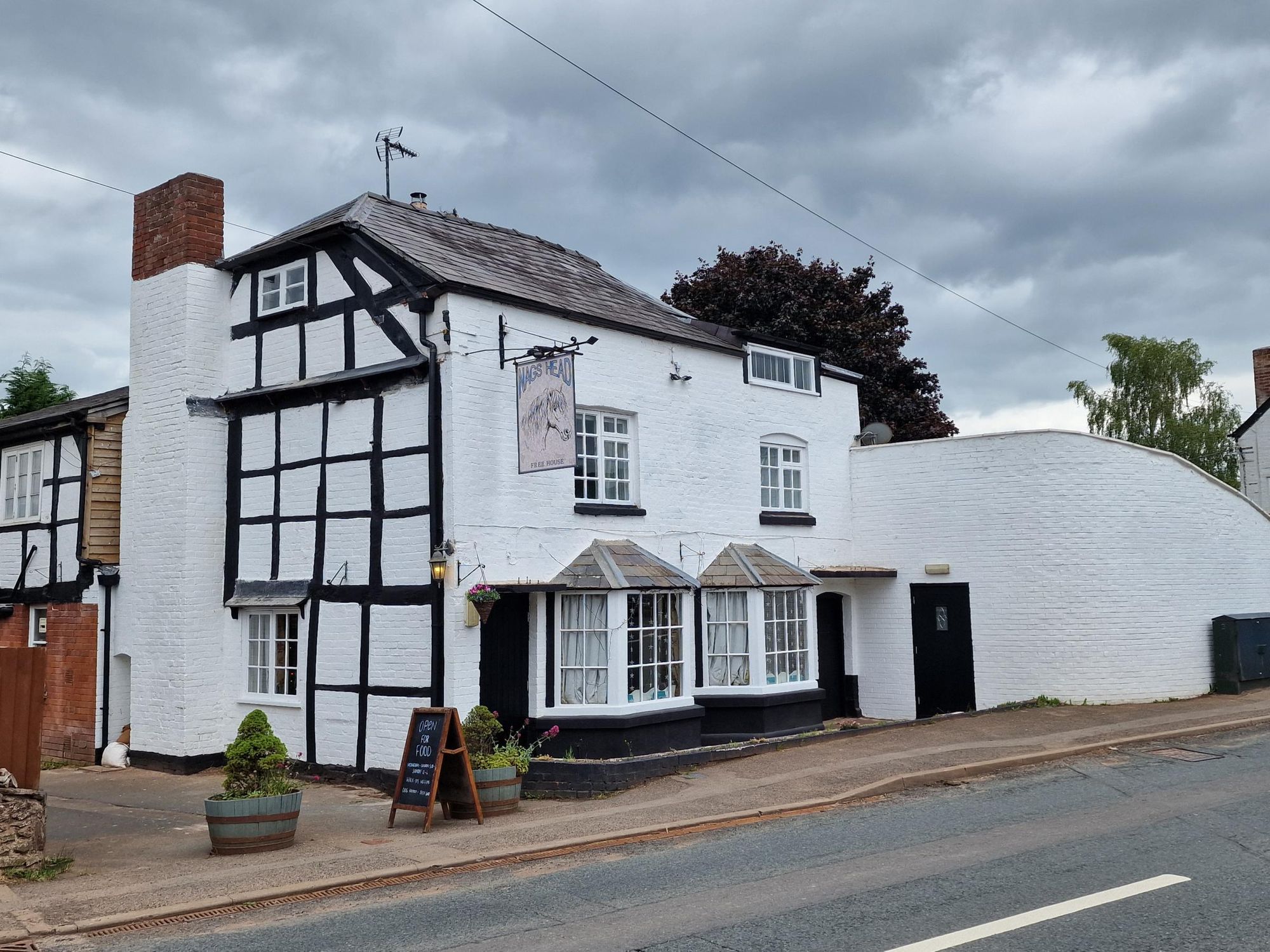 Front of pub. (External, Key). Published on 10-06-2025