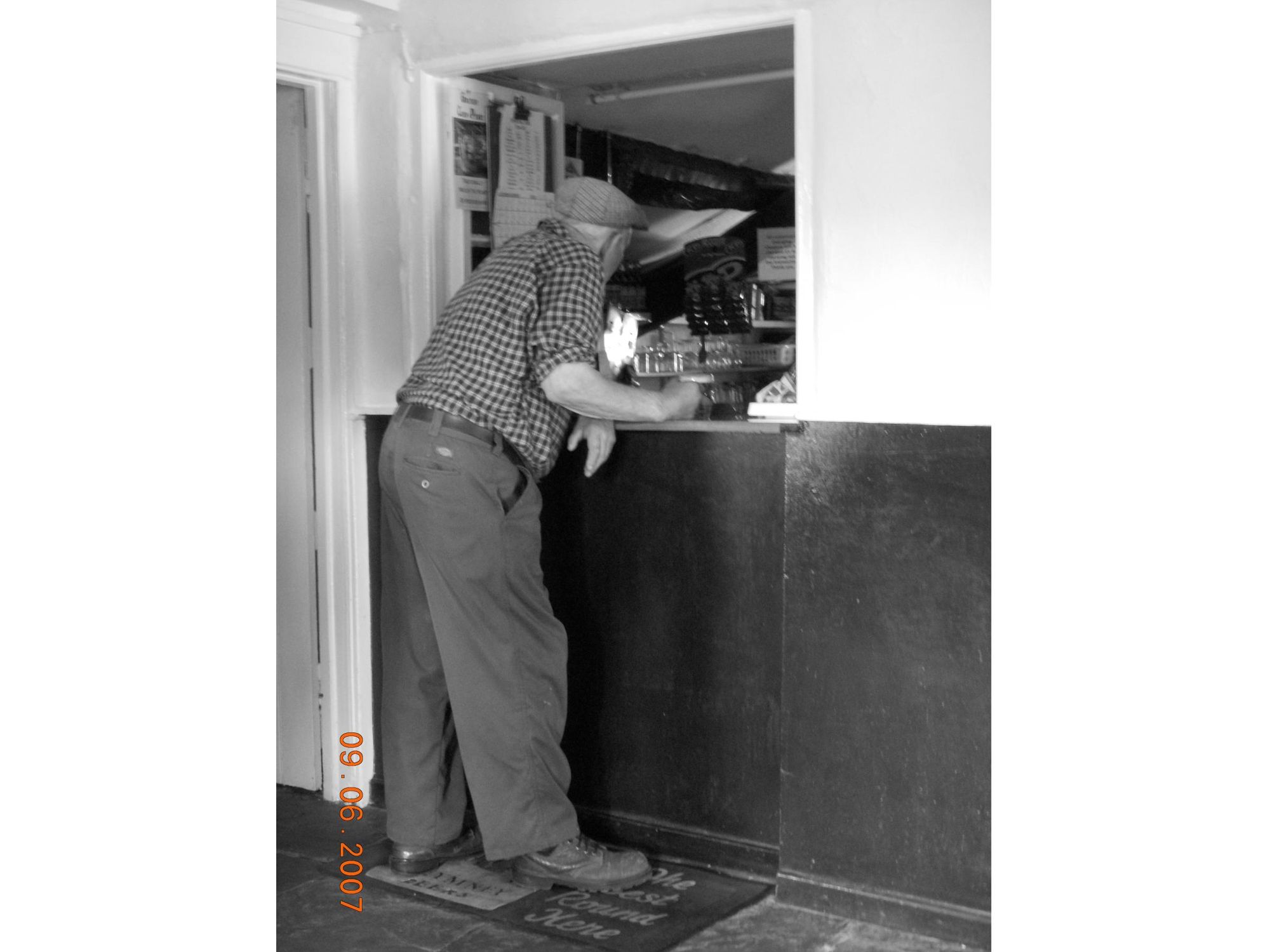 DP 04/24. (Bar, Customers). Published on 29-04-2024