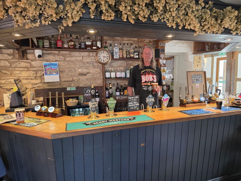 Bar and Landlord. (Bar, Publican). Published on 10-08-2026