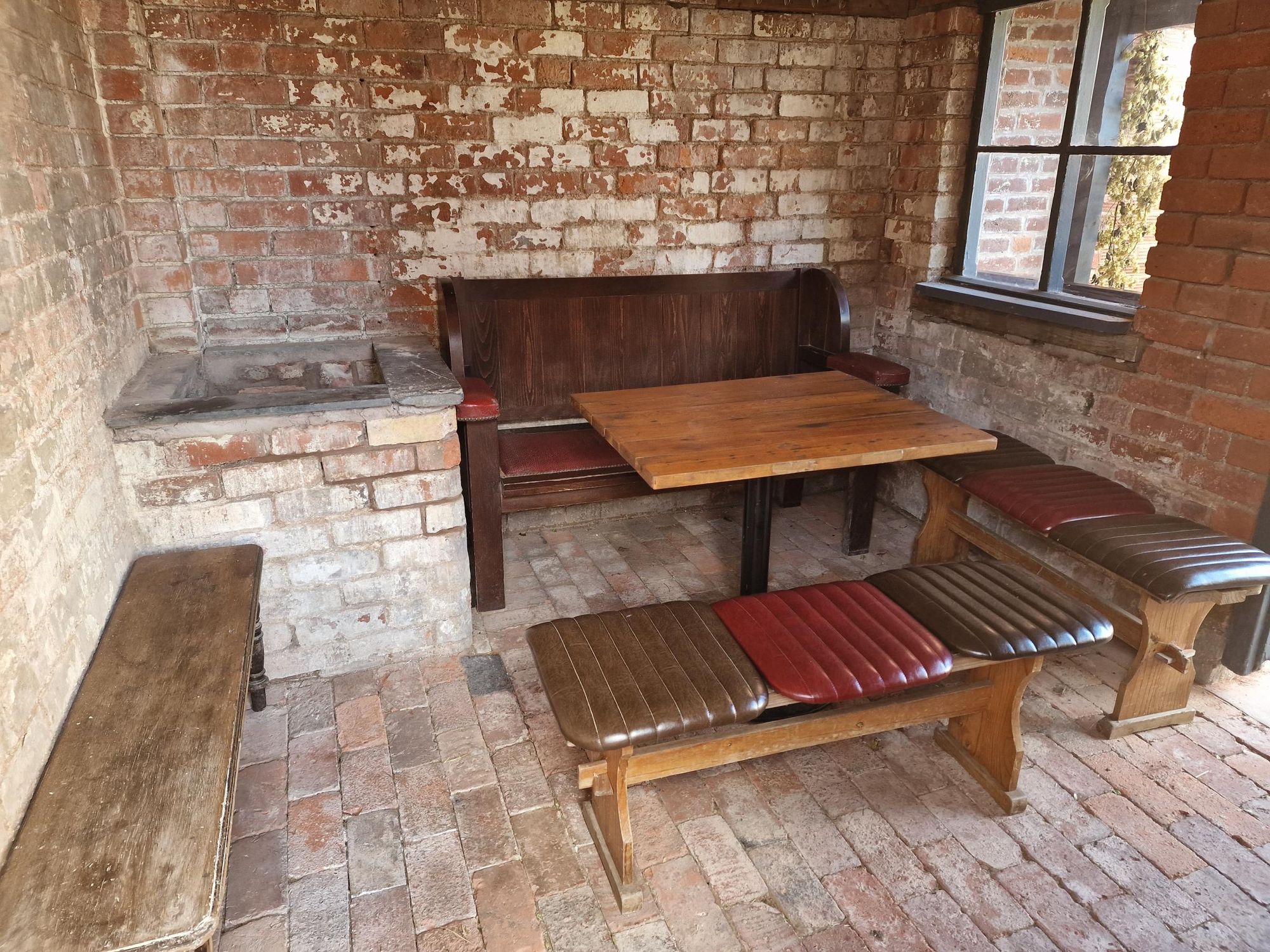 Outdoor covered seating. (External). Published on 15-09-2024