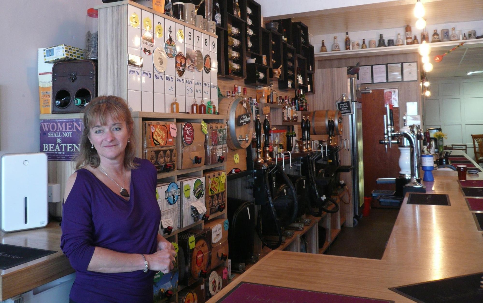 Pestle & Mortar interior + Sue the owner in 2016. (Bar, Publican, Key). Published on 17-02-2017