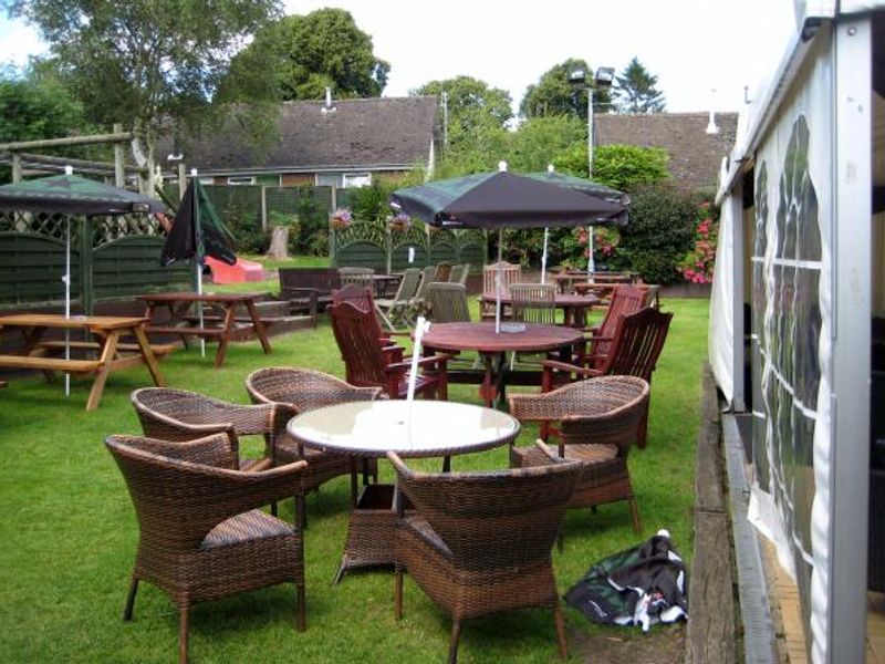 Red Lion garden 2016. (Pub, Garden). Published on 03-08-2016