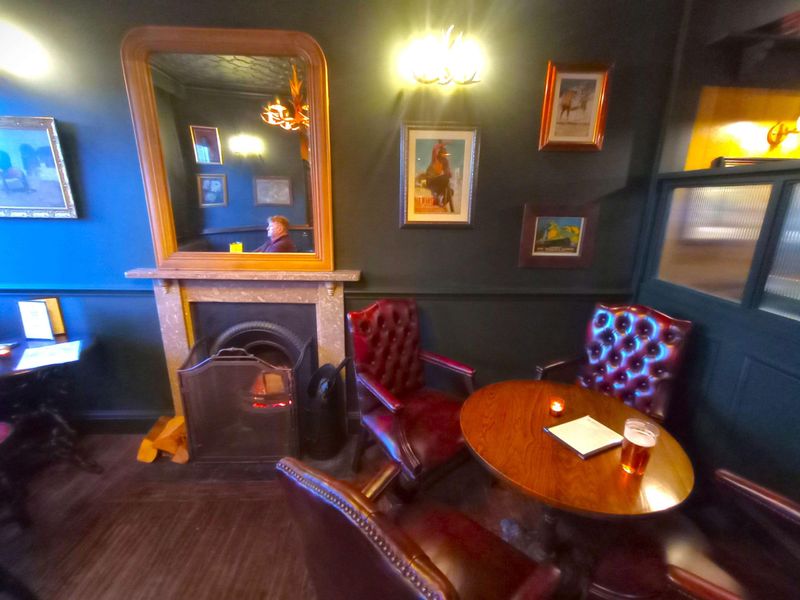 Seating area detail with real fire. (Pub). Published on 21-11-2024