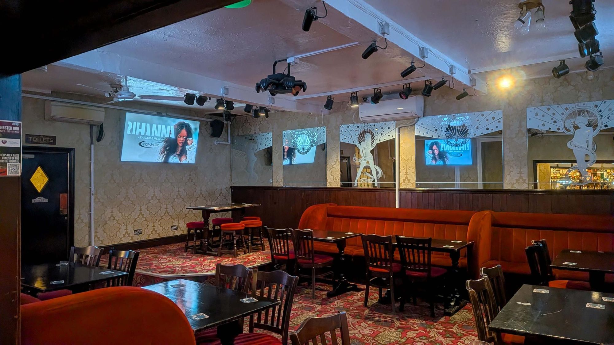 Seating area and stage. (Pub). Published on 19-05-2026
