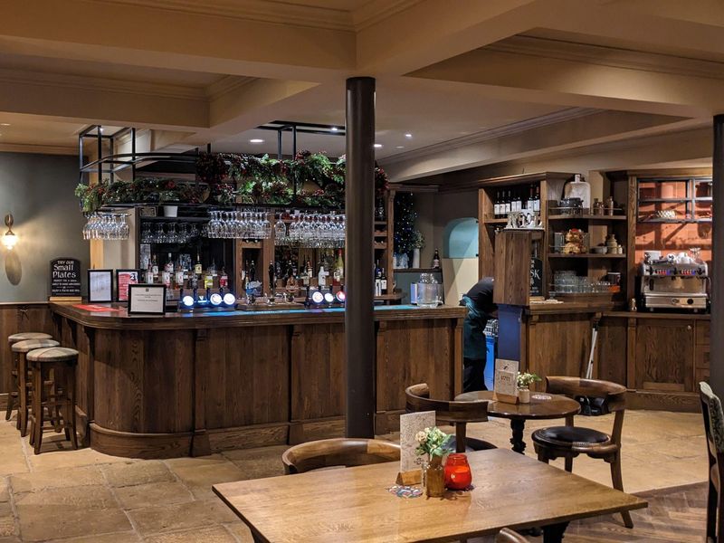 (Pub, Bar). Published on 08-12-2025 