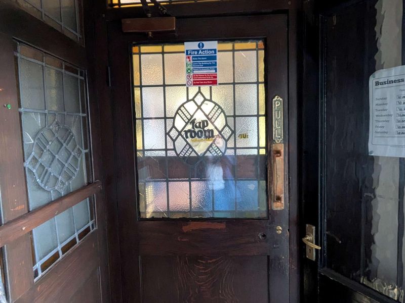 Internal door with stained glass. (Pub). Published on 19-05-2026 