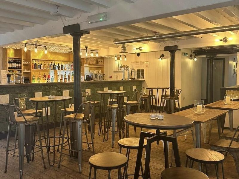 (Pub, Bar, Key). Published on 18-08-2023