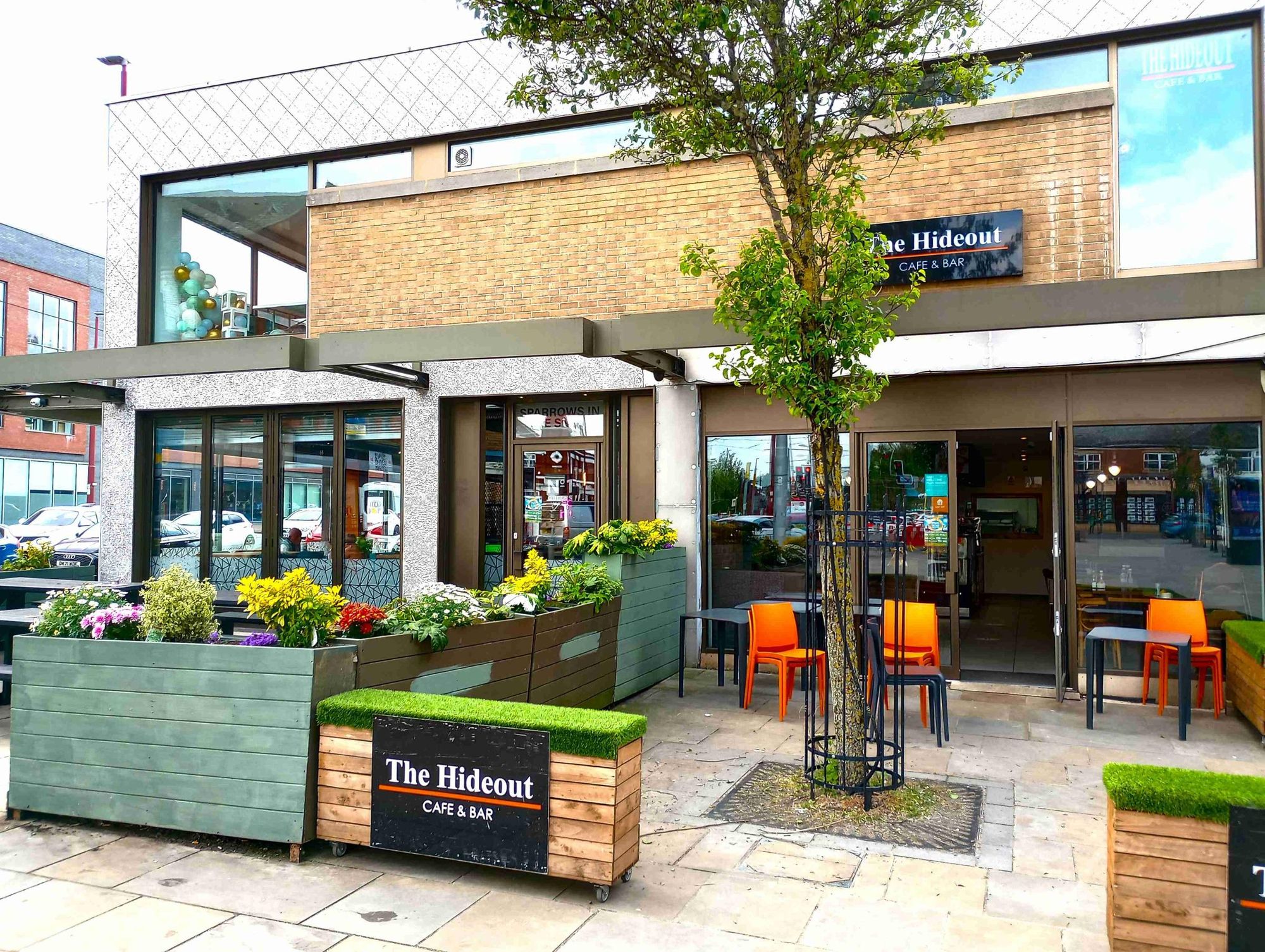 Coffee shop with seating outside. (External, Key). Published on 08-05-2025