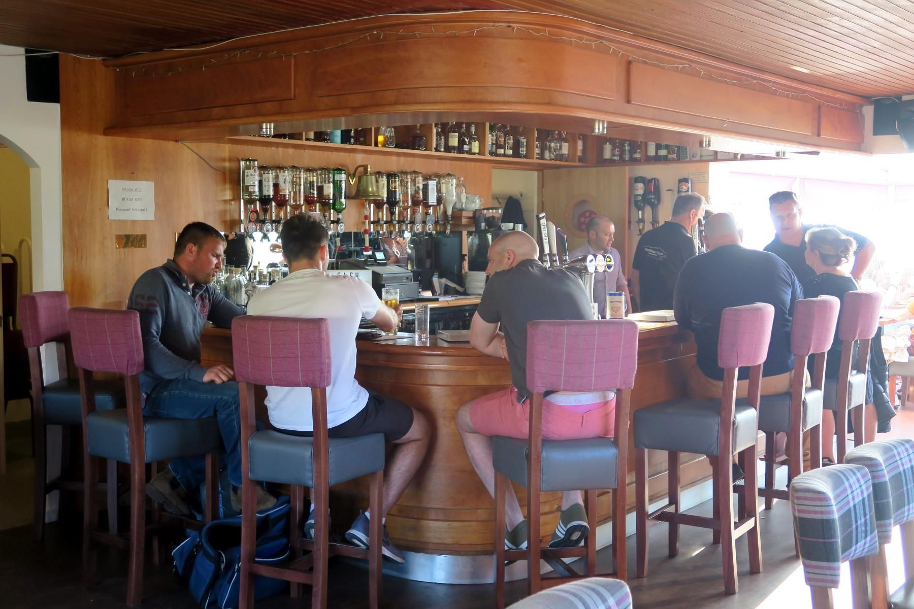(Bar, Customers). Published on 04-06-2018