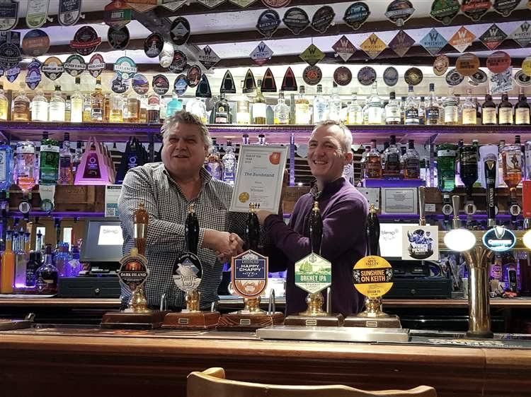 Paul Geddes receiving award from Simon Urry. (Pub, Bar, Publican, Branch, Award). Published on 21-10-2022