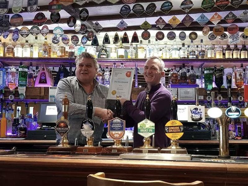 Paul Geddes receiving award from Simon Urry. (Pub, Bar, Publican, Branch, Award). Published on 21-10-2022