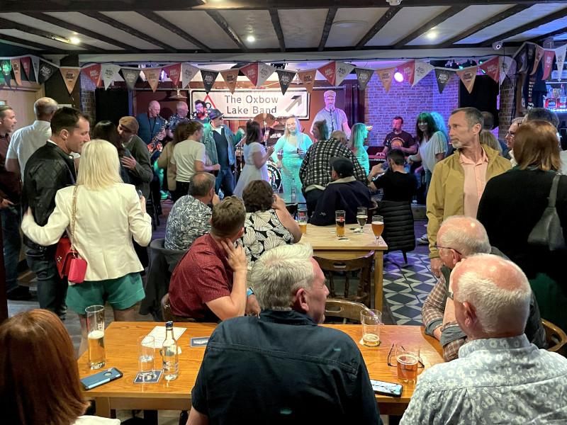 Live music to a crowd. (Pub, Festival). Published on 25-10-2025