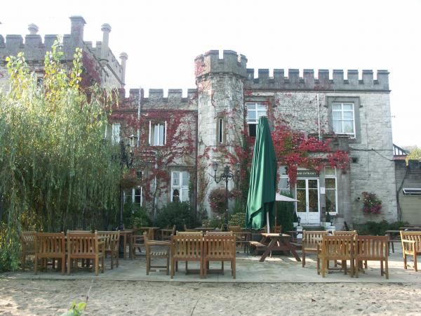 Ryde castle Hotel, Ryde, Ray Scarfe. (Pub, External). Published on 02-07-2013