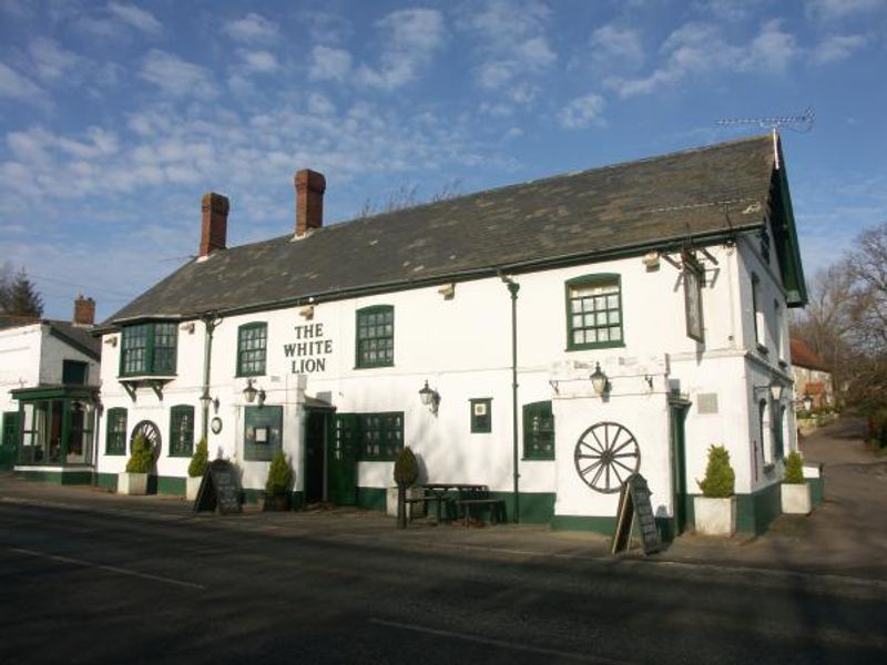 White Lion Arreton Ray Scarfe. (Pub, External). Published on 02-07-2013