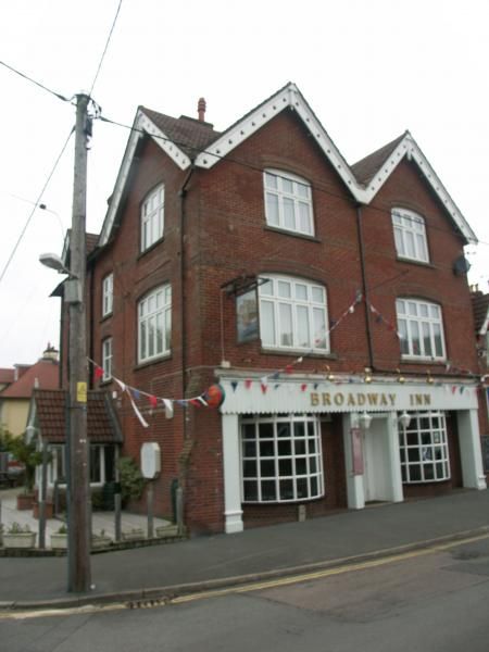 Broadway Inn, Totland, Ray Scarfe. (Pub, External). Published on 02-07-2013