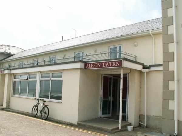 Albion Hotel, Freshwater, Ray Scarfe. (Pub, External). Published on 02-07-2013