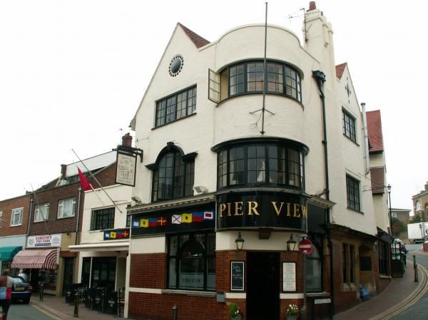 Pier View, Cowes, Ray Scarfe. (Pub, External). Published on 02-07-2013