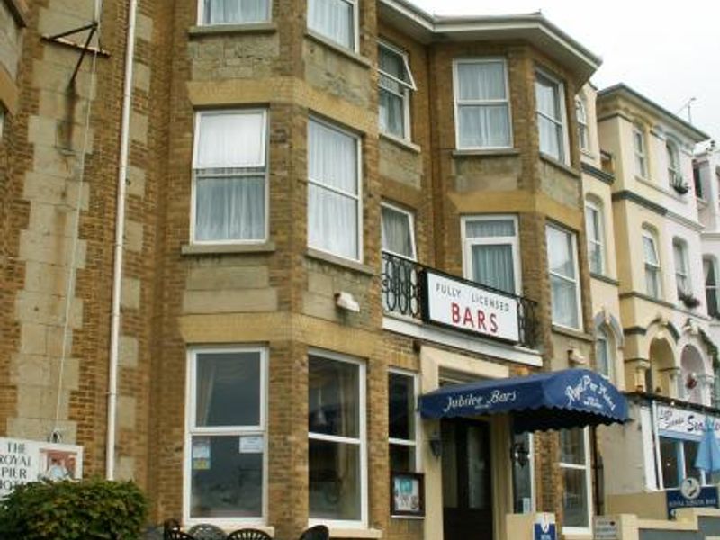 Royal Pier Hotel, Sandown, Ray Scarfe. (Pub, External). Published on 02-07-2013