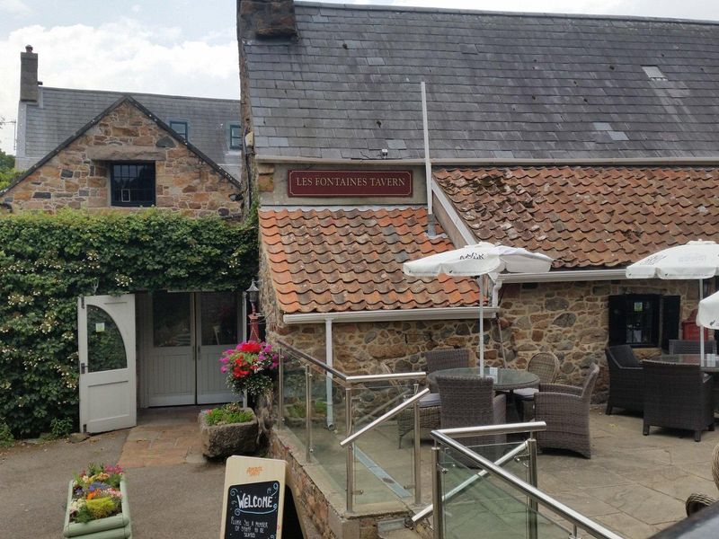 Les Fontaines Tavern (Photo: Neil Worthington July 2022). (Pub, External). Published on 02-09-2022