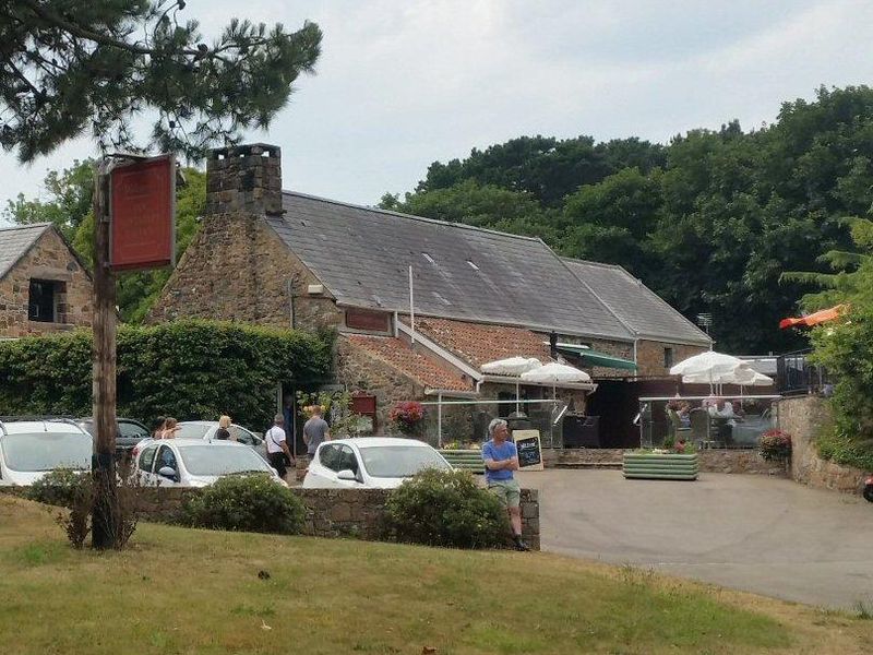 Les Fontaines Tavern (Photo: Neil Worthington July 2022). (Pub, External). Published on 02-09-2022