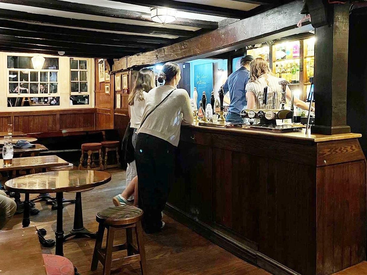 (Pub, Bar, Customers). Published on 08-10-2025