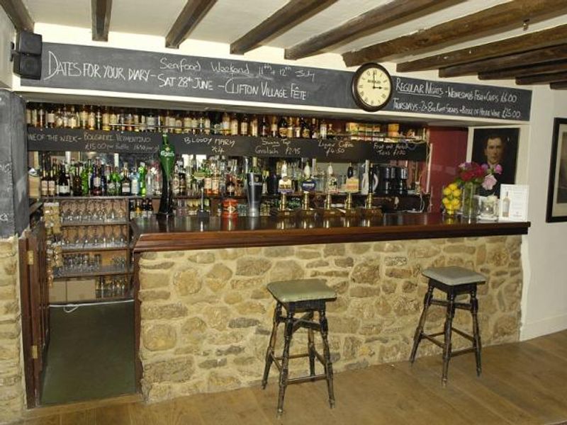 (Pub, Bar). Published on 20-10-2015