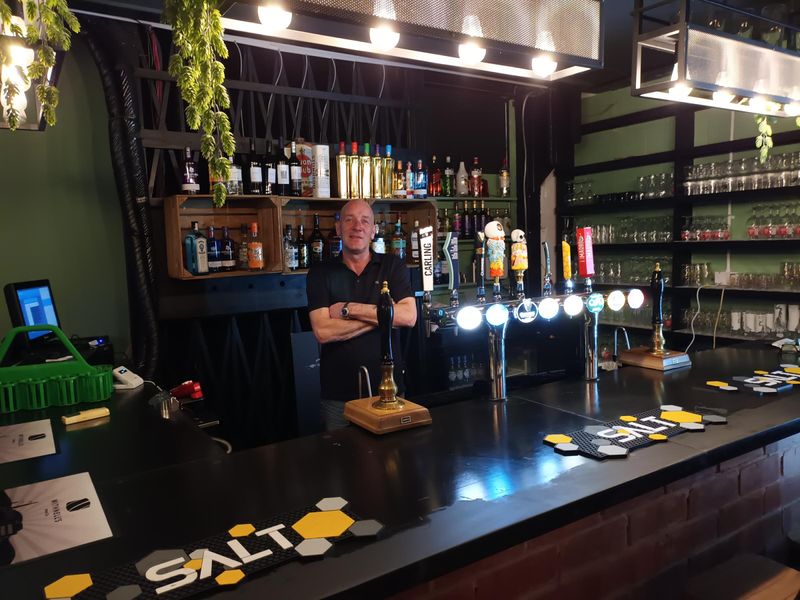 Brendan Ferguson behind the bar. (Pub, Bar). Published on 08-01-2023