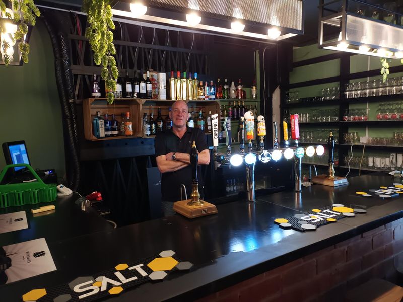 Brendan Ferguson behind the bar. (Pub, Bar). Published on 08-01-2023