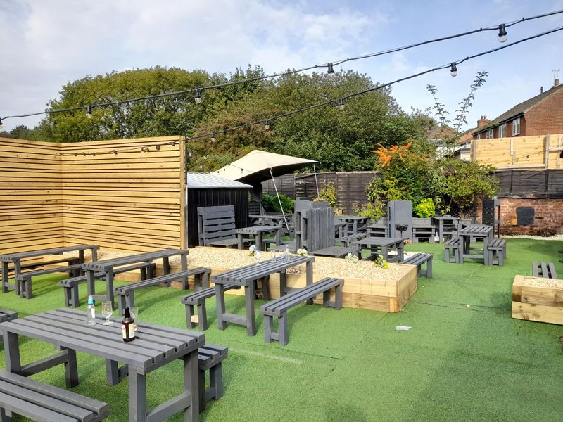 Adrian Smith 7.10.23. (Pub, External, Garden). Published on 15-10-2023