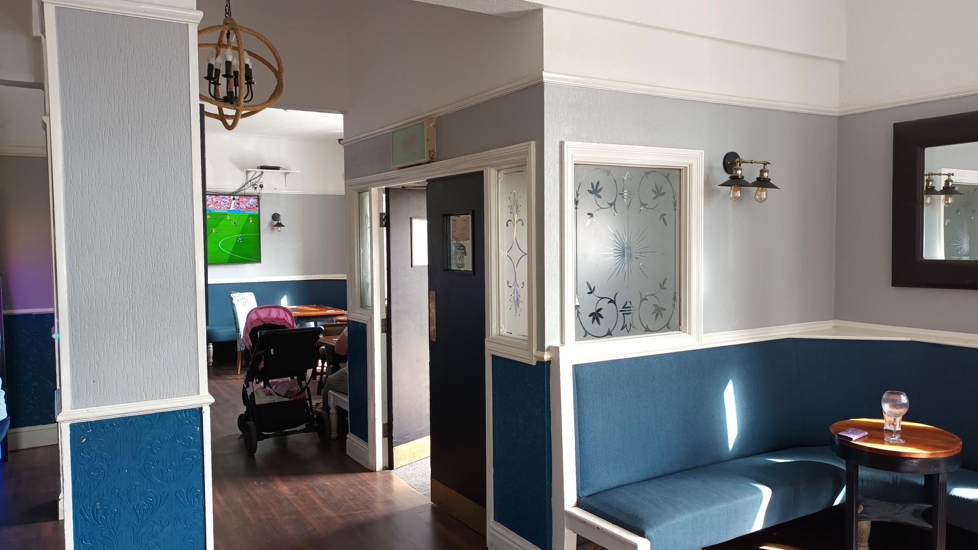 Entrance and front lounge 27.03.2022 RL. (Pub). Published on 28-03-2022
