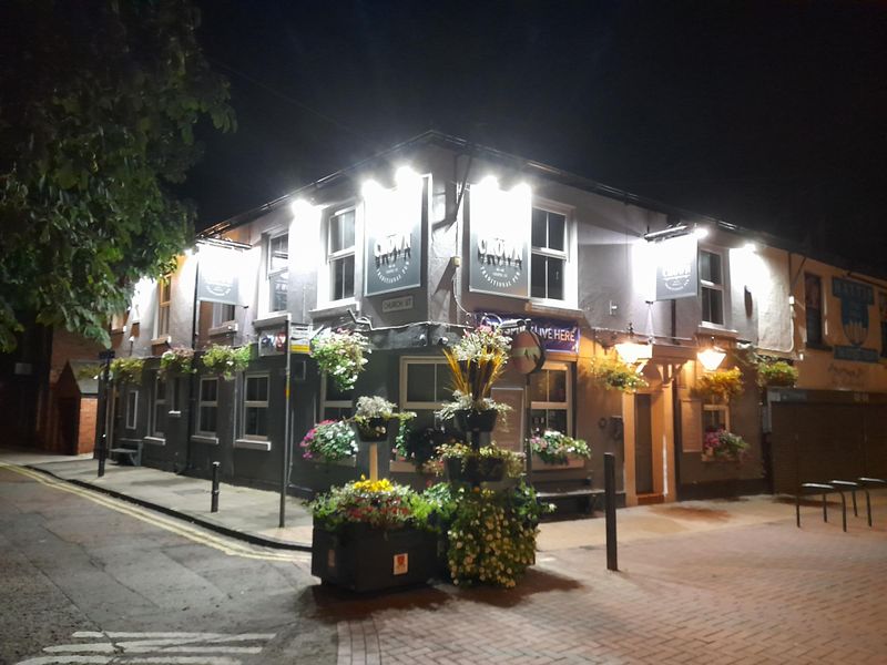 Crown, Chorley (night) 15.9.22. (Pub, External). Published on 08-11-2022