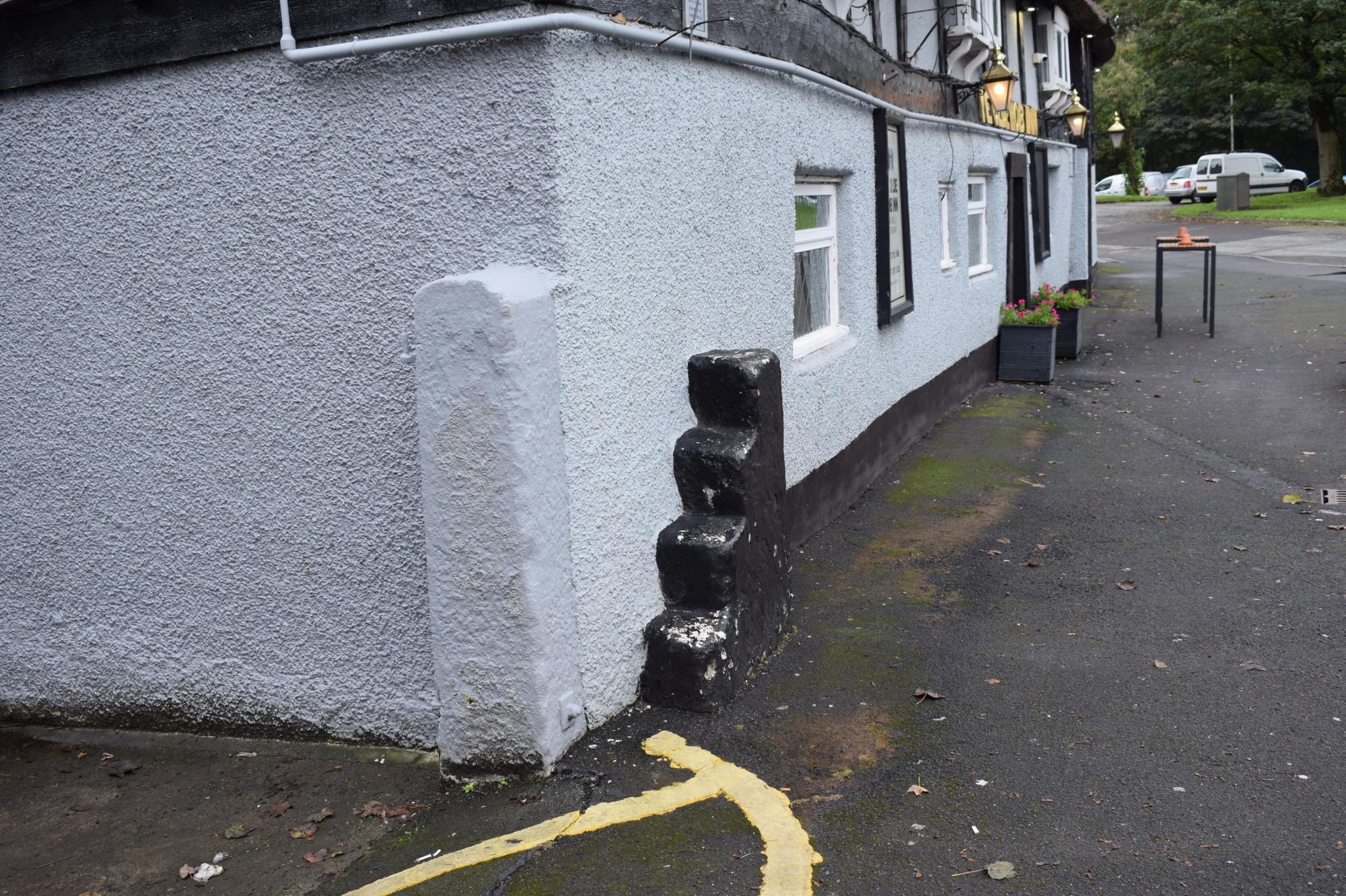 Ye Olde Hob Inn, BB 15.10.19 Mounting steps. (Pub, External). Published on 16-10-2019
