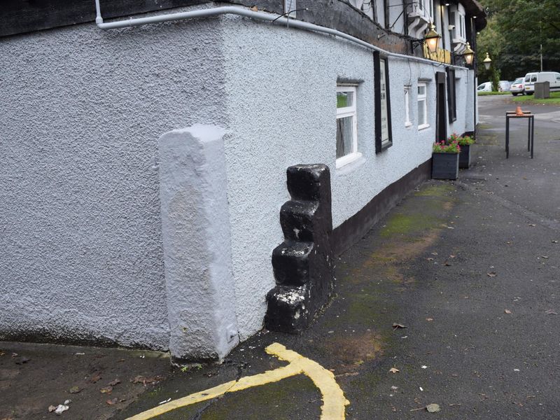 Ye Olde Hob Inn, BB 15.10.19 Mounting steps. (Pub, External). Published on 16-10-2019 