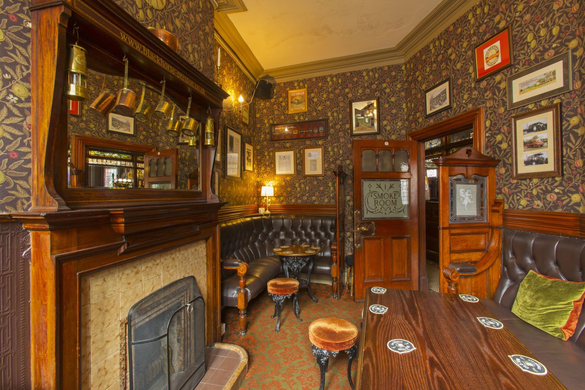 Black Horse Smoke Room David Toase. (Pub). Published on 26-03-2022