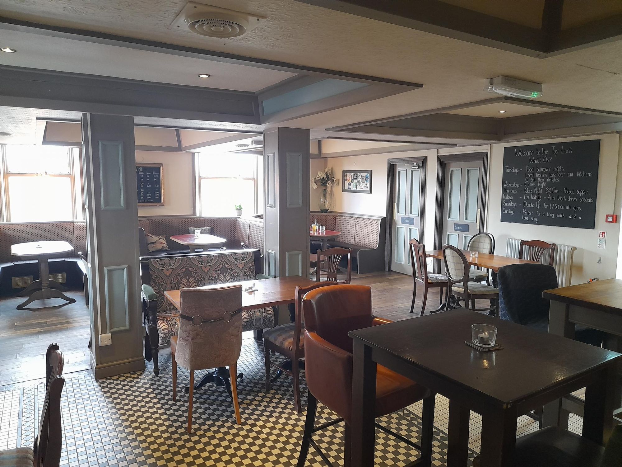 Top Lock, lounge 5.8.22. (Pub). Published on 07-08-2022