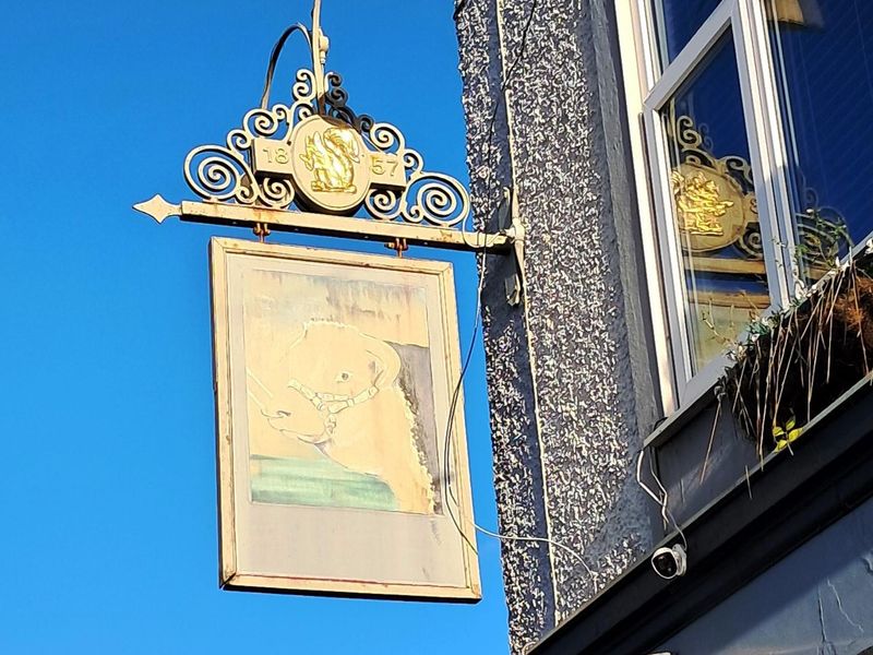 Hanging sign. (Pub, External, Sign). Published on 18-11-2025 