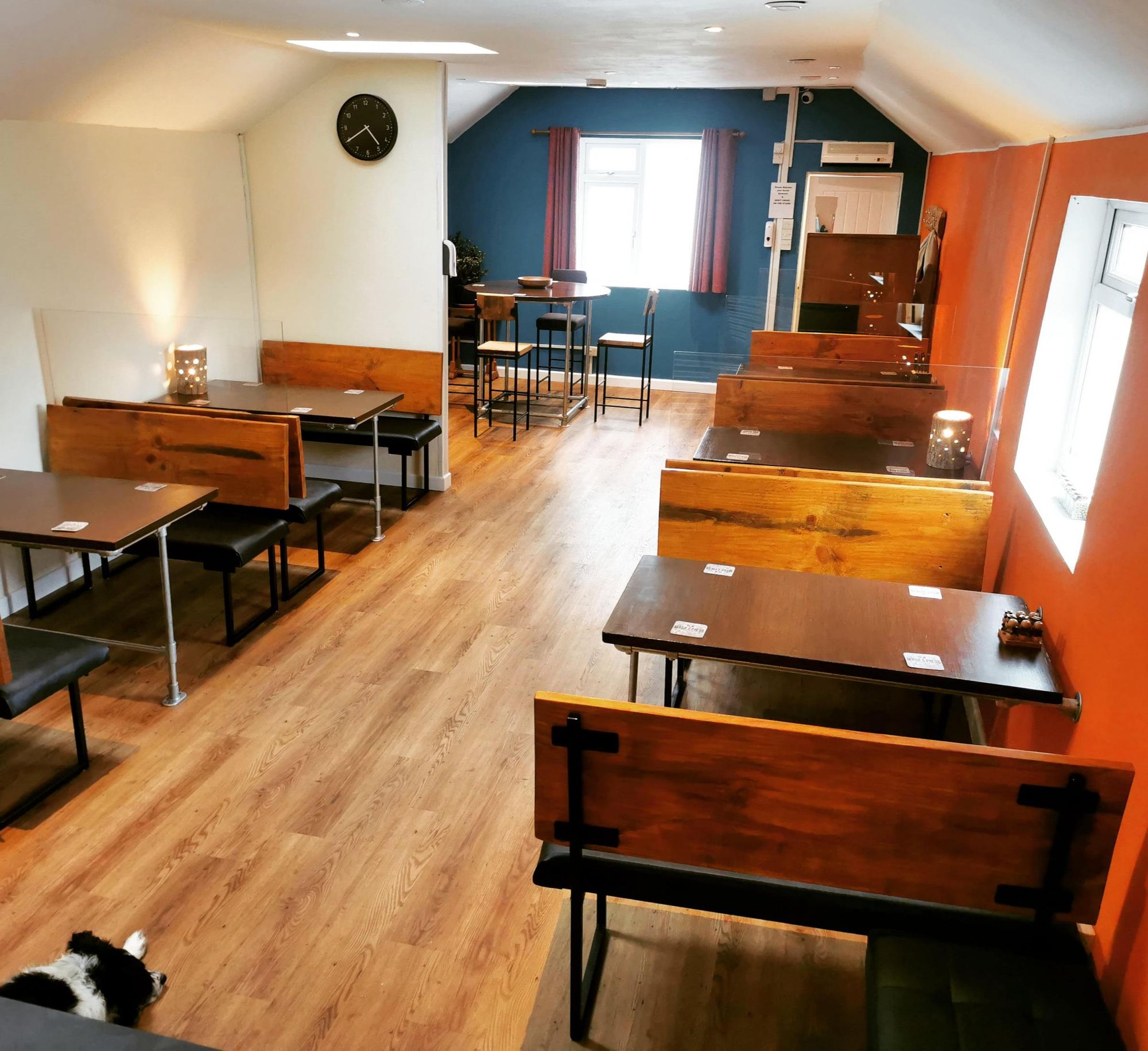 (Pub, Bar). Published on 19-04-2021
