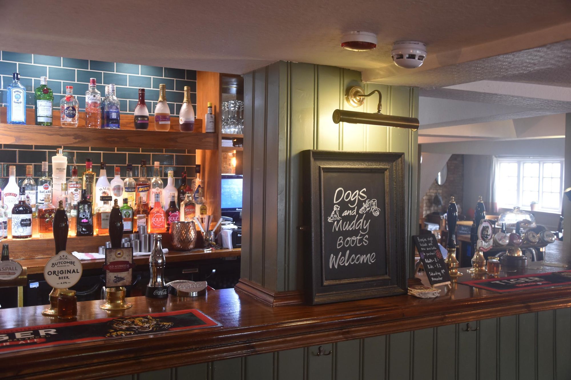 Old Black Horse, Houghton on the Hill. (Bar). Published on 08-10-2023