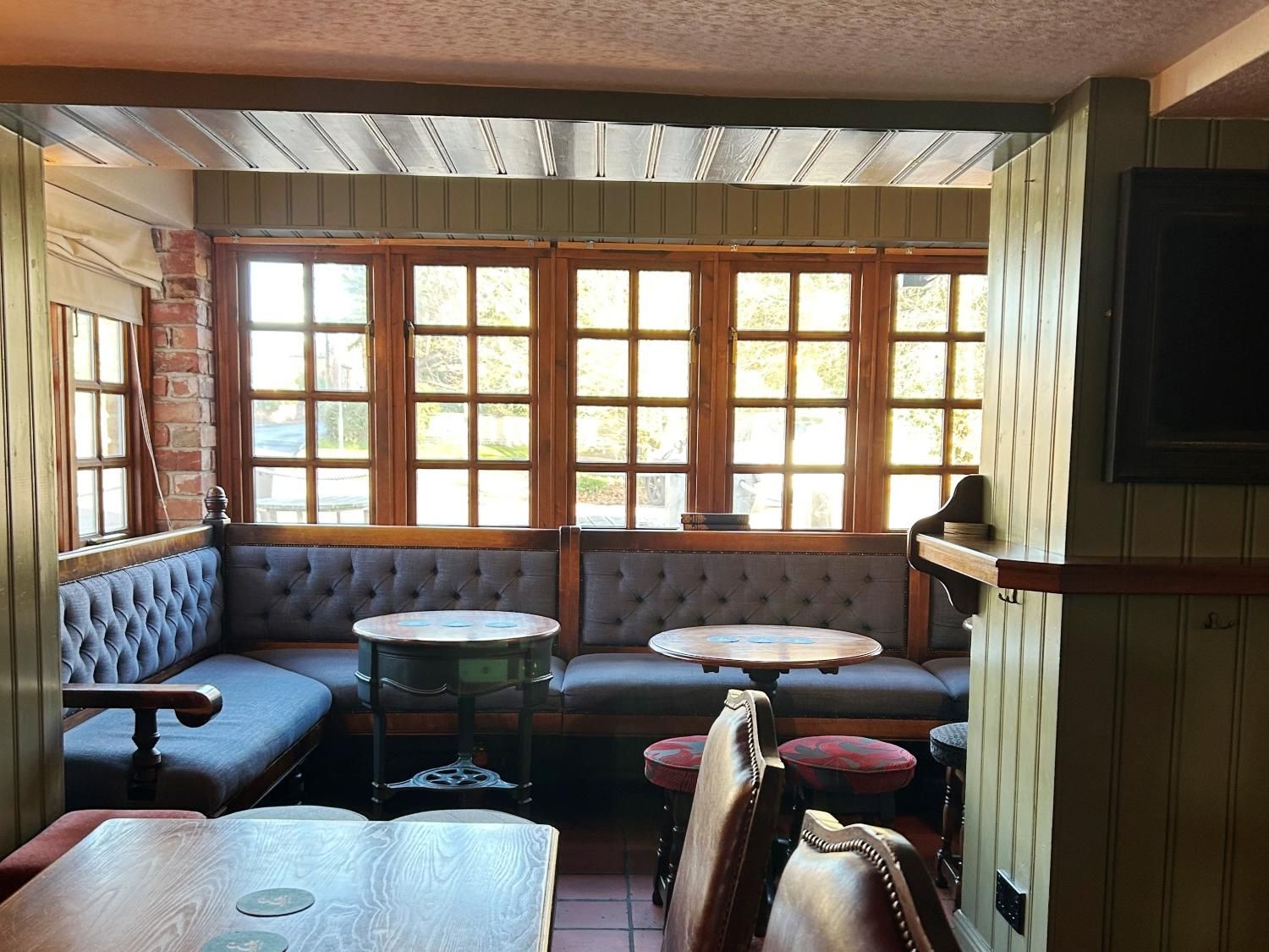 2025. (Pub, Bar). Published on 25-11-2025