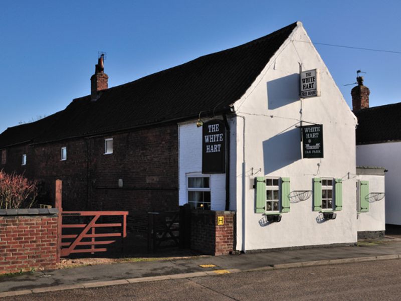 White Hart at Newton on Trent. (Pub, External). Published on 01-01-1970