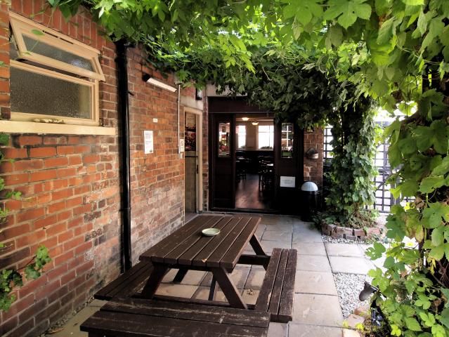 Dog&Bone at Lincoln. (Pub, Garden). Published on 08-11-2013