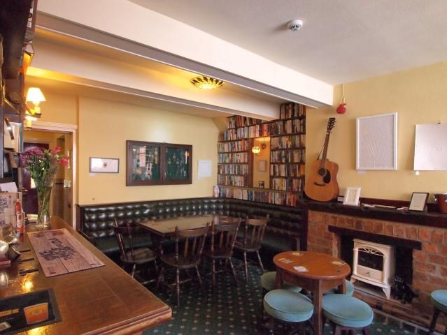 Dog&Bone at Lincoln. (Pub, Bar). Published on 08-11-2013