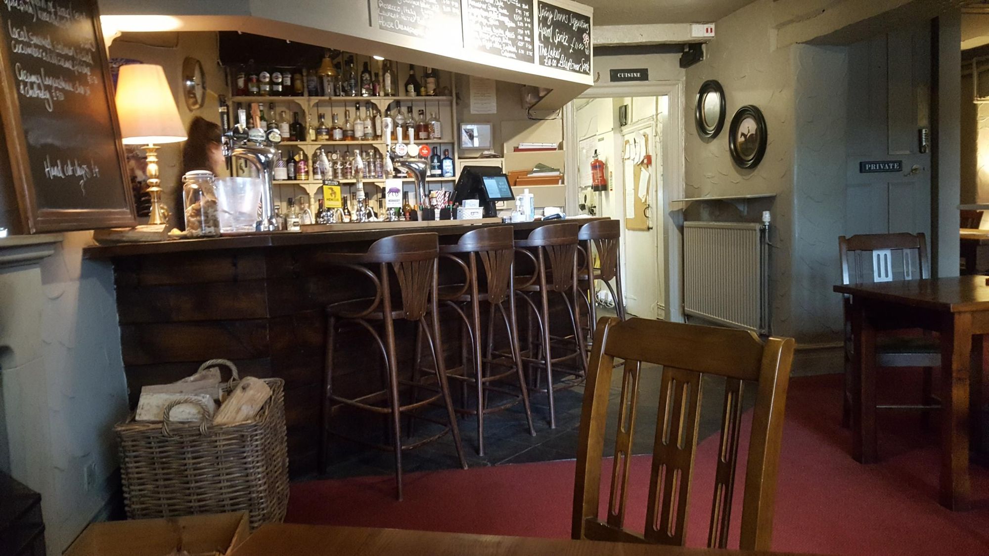 (Pub, Bar). Published on 28-04-2022