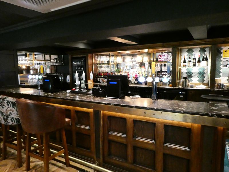 (Pub, Bar). Published on 01-09-2022