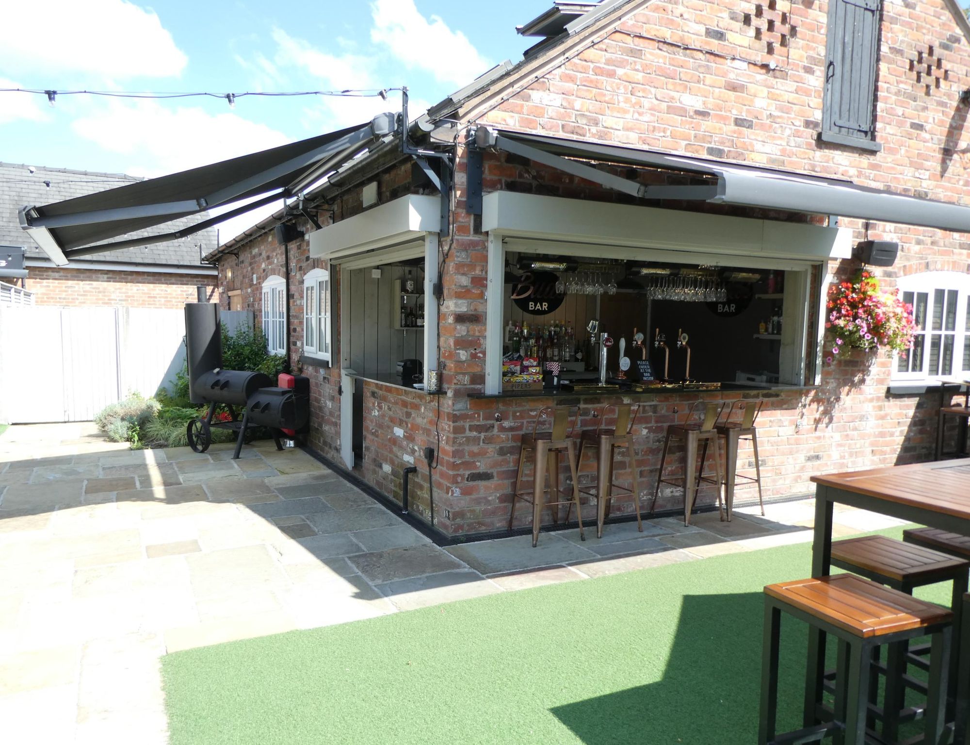 (External, Bar). Published on 17-08-2023