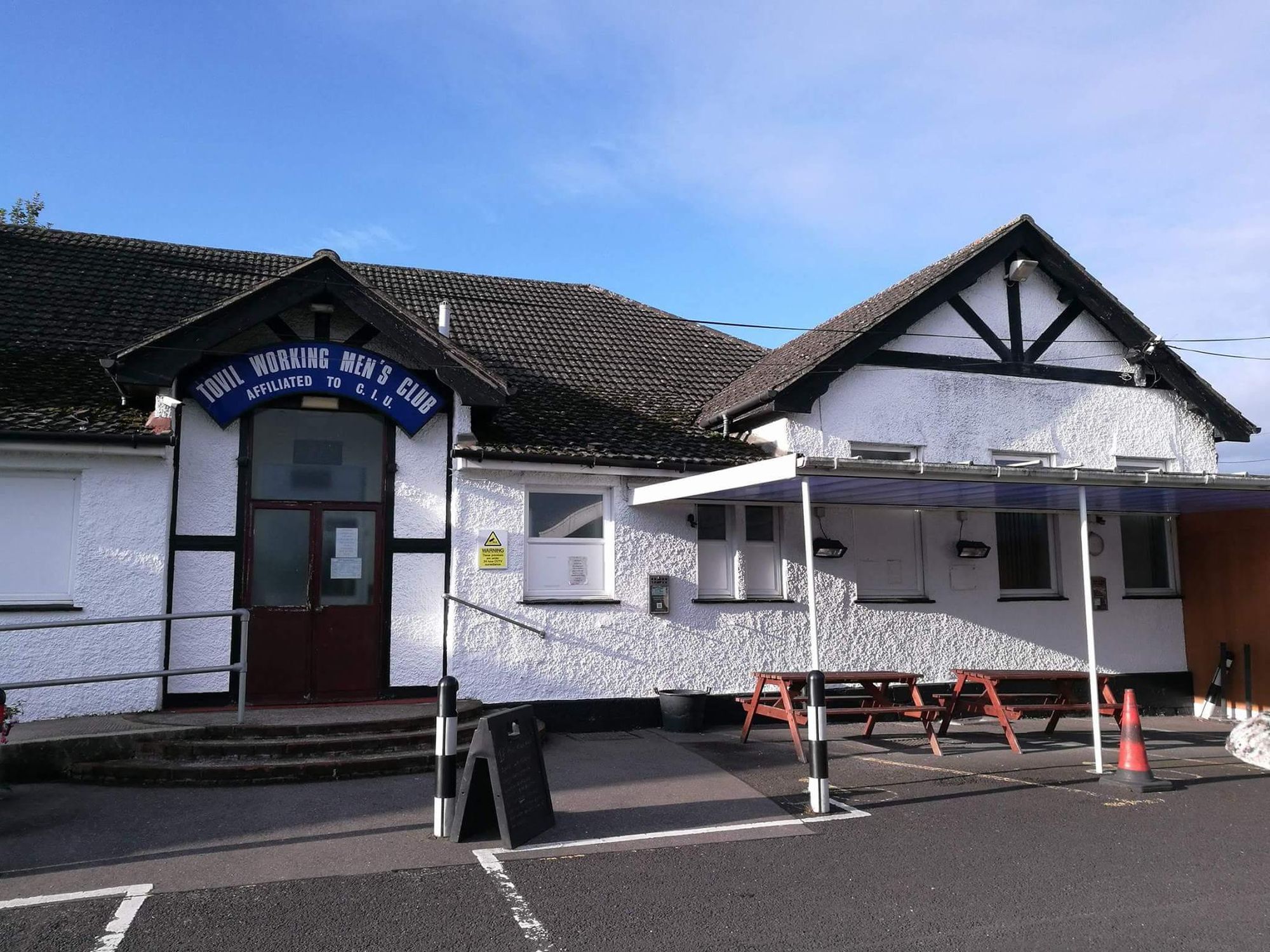 Tovil WOrking Mens Club Smoking area - Tovil. (Pub, External). Published on 22-08-2017