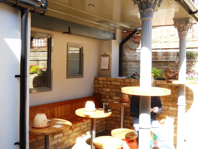 Malling Jug_Smoking Area - West Malling. (Pub, External). Published on 10-04-2017